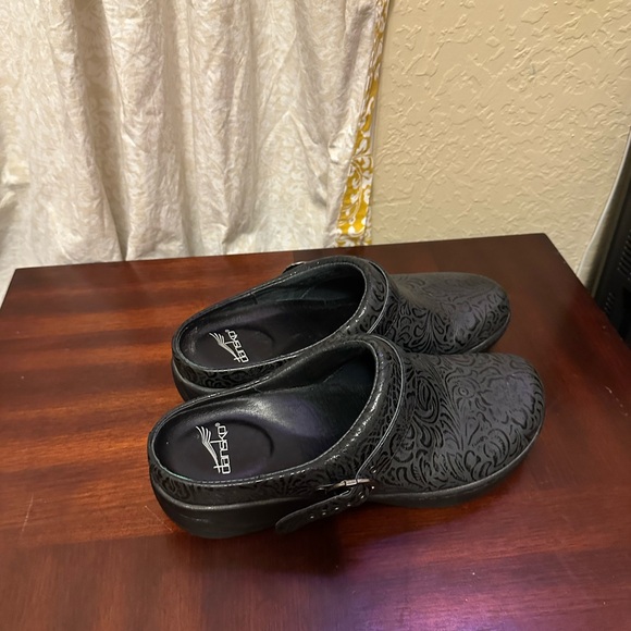 Dansko Shoes - DANSKO XP Women's Black Leather Tooled Clogs Shoes Size EU 39/US 9